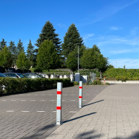 2x Absperrpfosten eckig Parkplatzsperre Sperrpfosten klappbar Standfuß