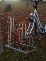 Fahrradständer für 4 Fahrräder höhenversetzt 140 x 75,5 cm Stahl feuerverzinkt grau 2x2 Bodenparker Reihenparker