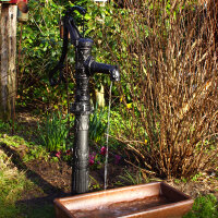 Pumpenständer für Schwengelpumpe Antik Nostalgie Gusseisen Ständer Handpumpe Gartenpumpe