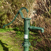 Schwengelpumpe + Pumpenständer Klassisches Design Gusseisen Handpumpe Gartenpumpe Ständer
