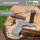 Beil Vintage Stahl Hickoryholz geflammt 500 g Kopf 320 mm lang inkl. Klingenschutz aus Leder